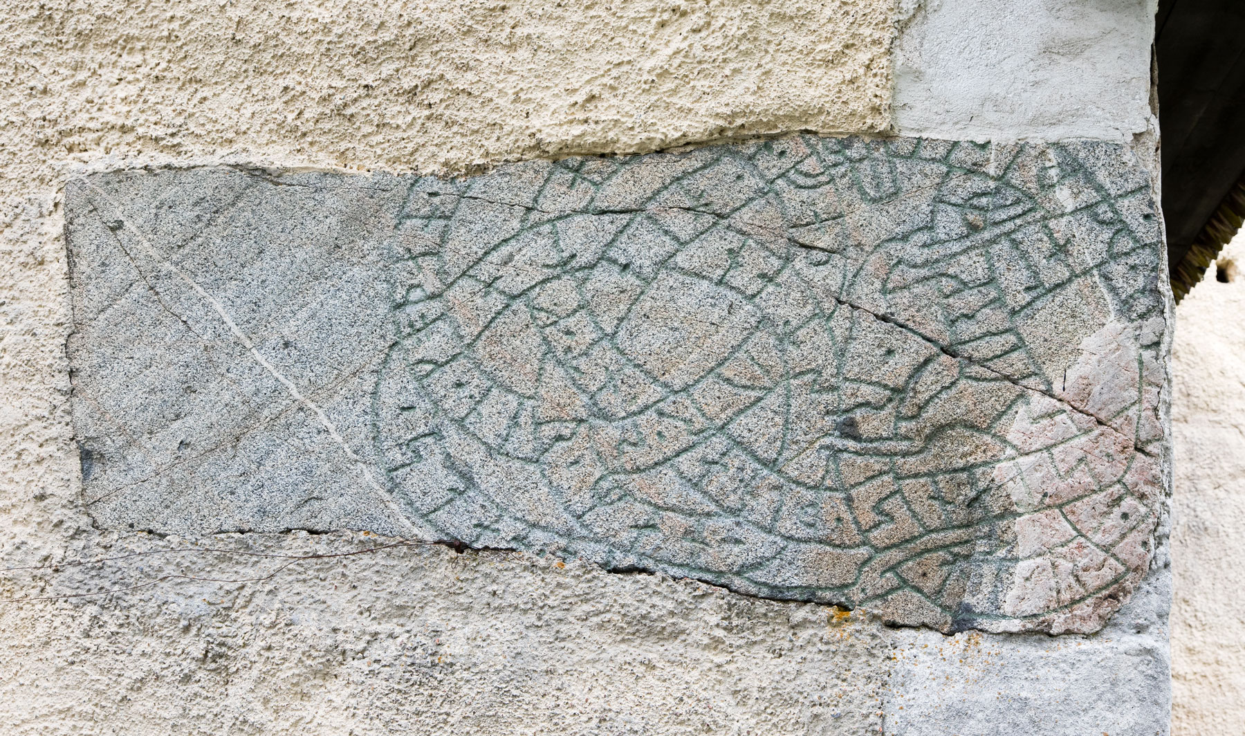 Fragment av runsten i kyrkmuren - Kungs-Husby kyrka