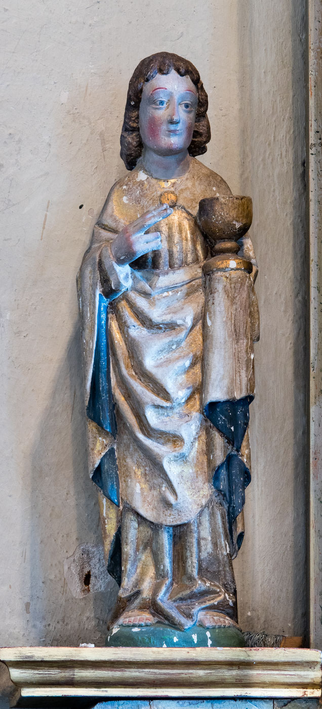 Aposteln S:t Johannes, träskulpur på altaruppsatsen - Kungs-Husby kyrka