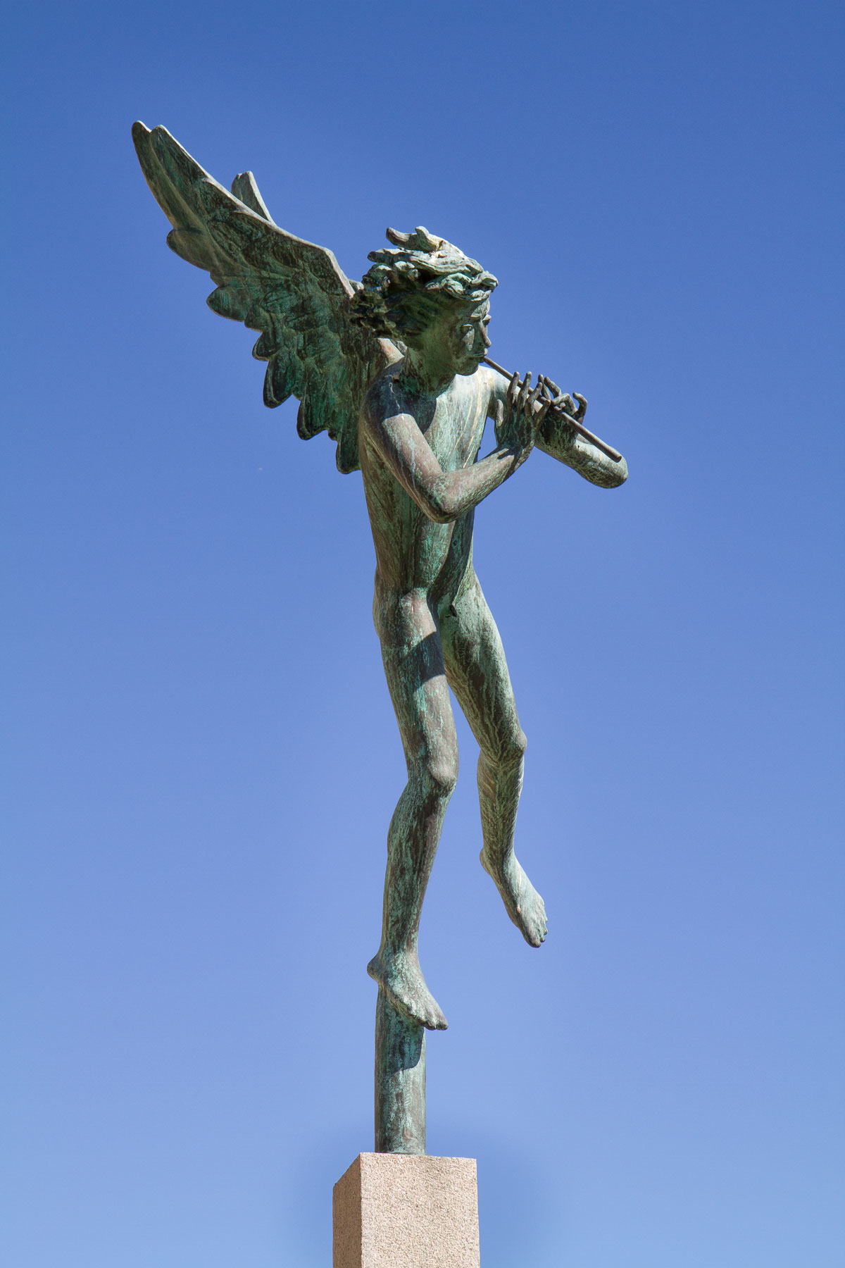Flöjtspelande ängel av Carl Milles - Lagga kyrka
