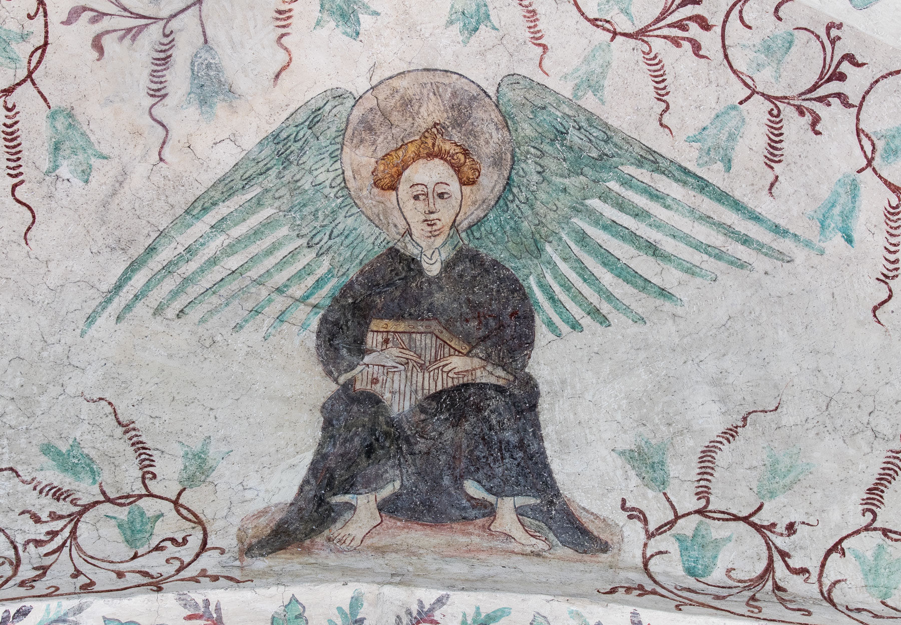 Sittande ängel, som spelar på psalterium - Tensta kyrka
