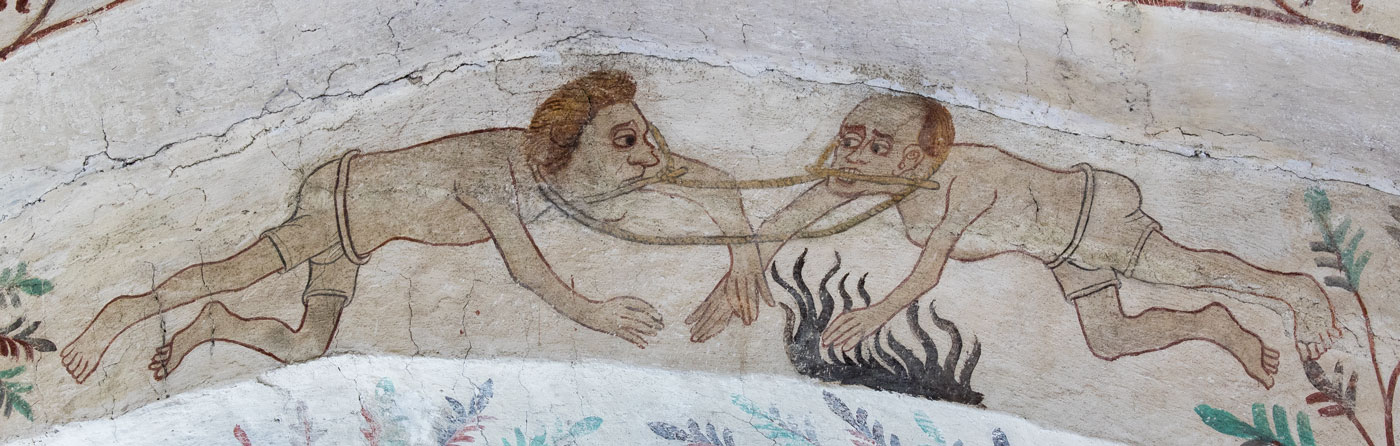 Två nakna män i dragkamp med en eld emellan sig såsom symbol för den världsliga rättvisan - Tensta kyrka