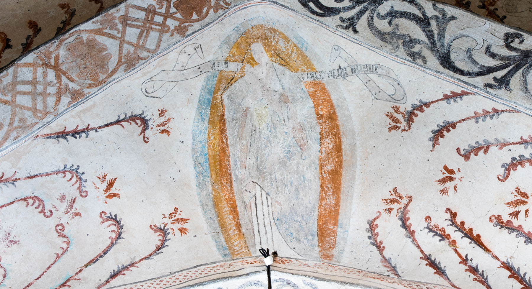 Den apokalyptiska madonnan med Jesusbarnet på armen i en strålgloria, som omfattar hela gestalten (S) - Tensta kyrka