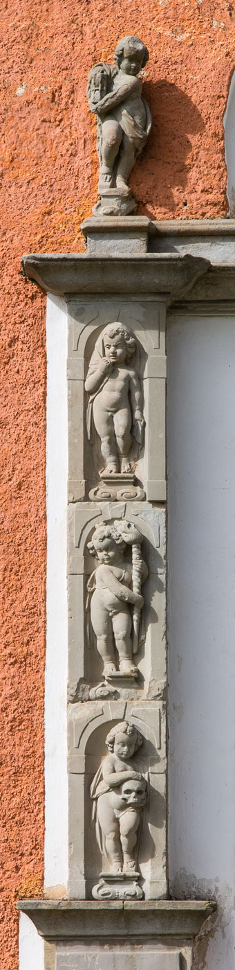 Portal in till vapenhuset, skulpturer - Tensta kyrka