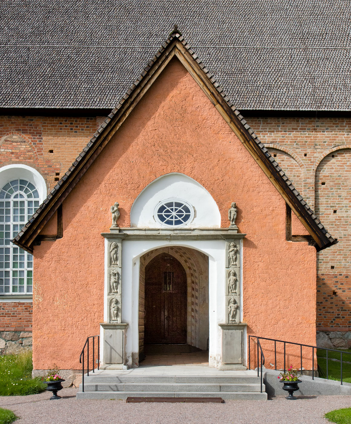 Portal in till vapenhuset - Tensta kyrka