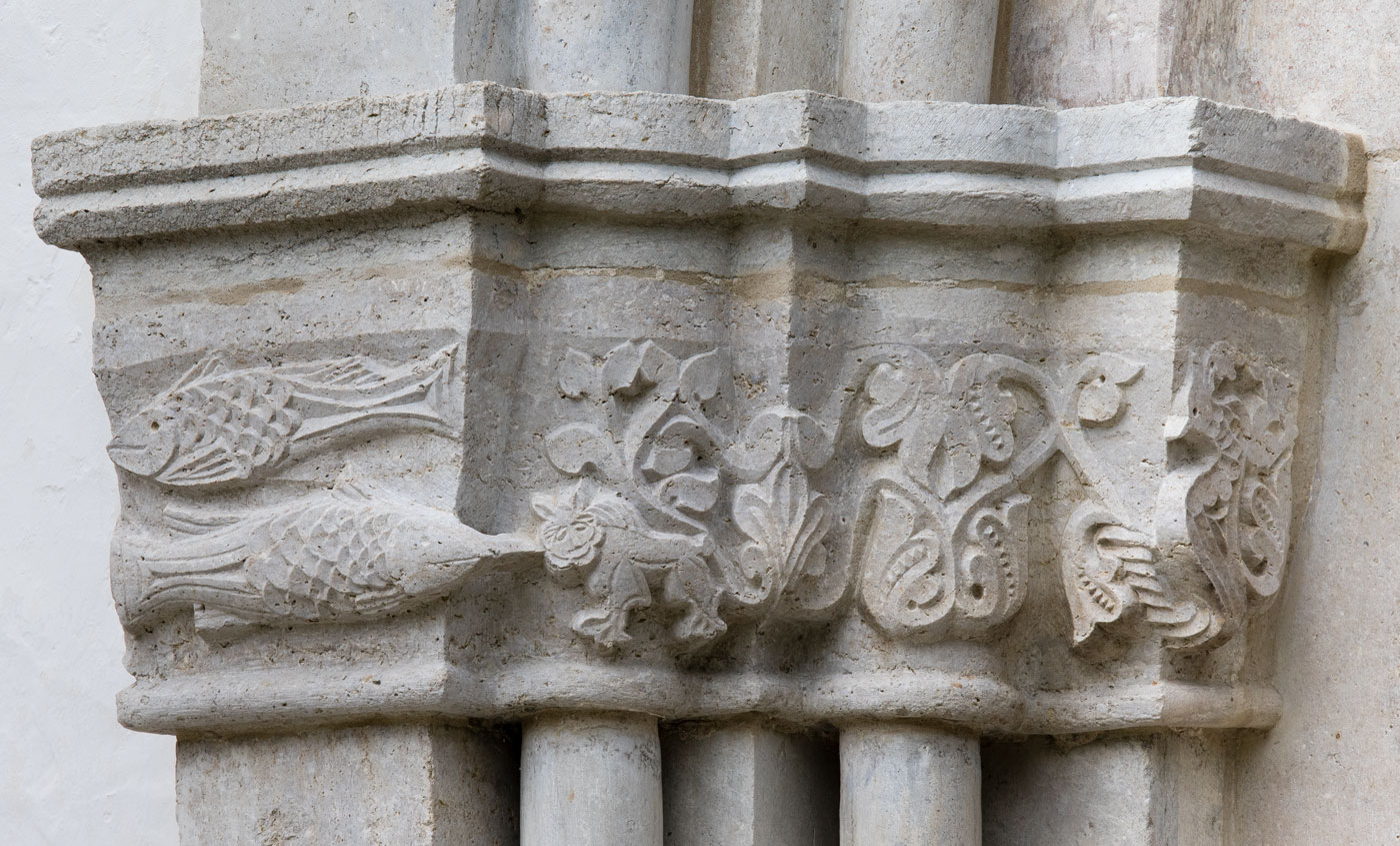 Relief, korportalen - Hörsne kyrka