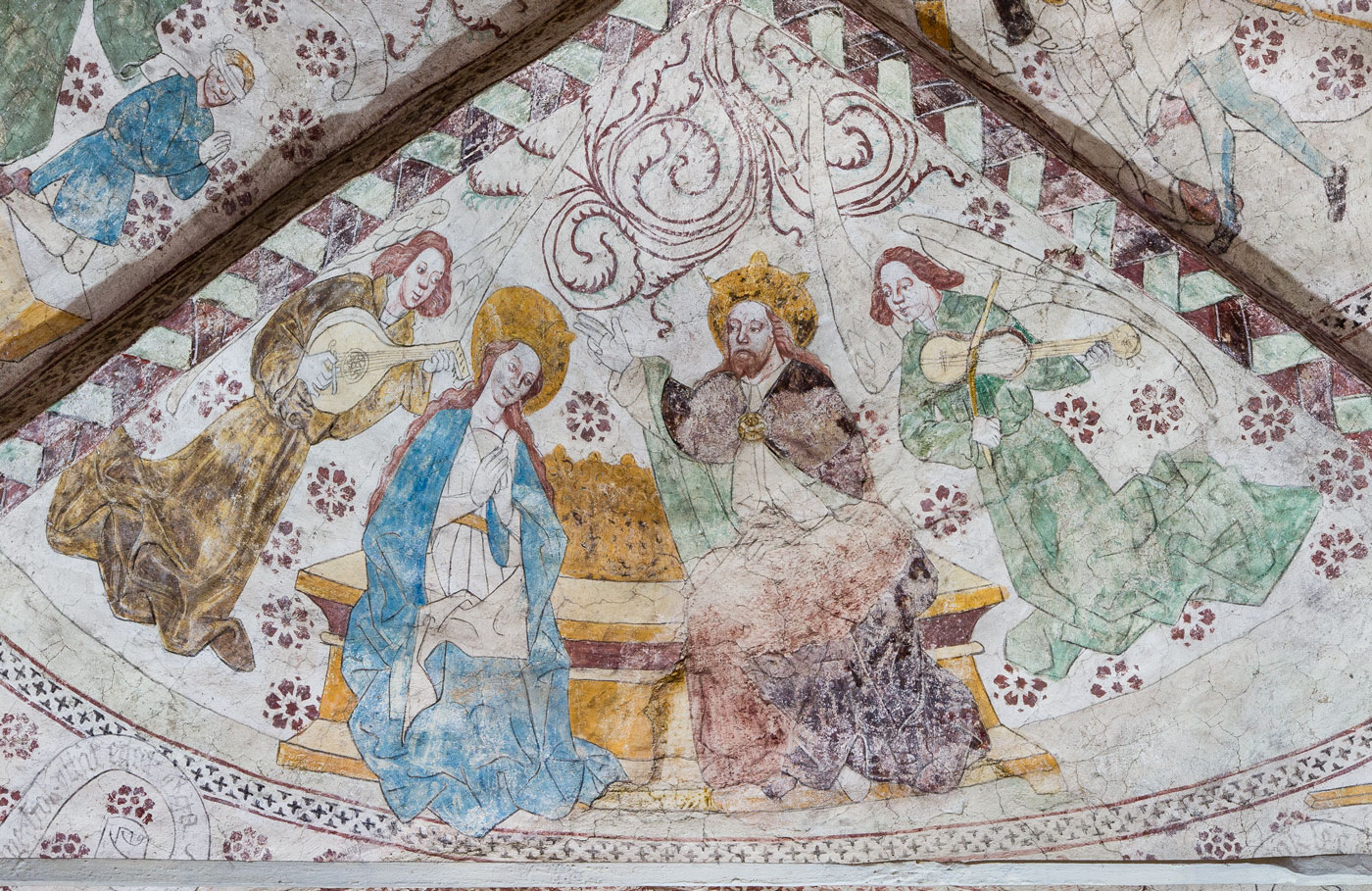Marias förhärligande med musicerande ängel på ömse sidor - Almunge kyrka