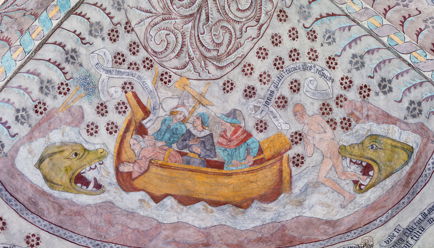 Jona kastas i havet för att uppslukas av valfisken och där bredvid Jona uppstigande ur valfisken - Danmarks kyrka