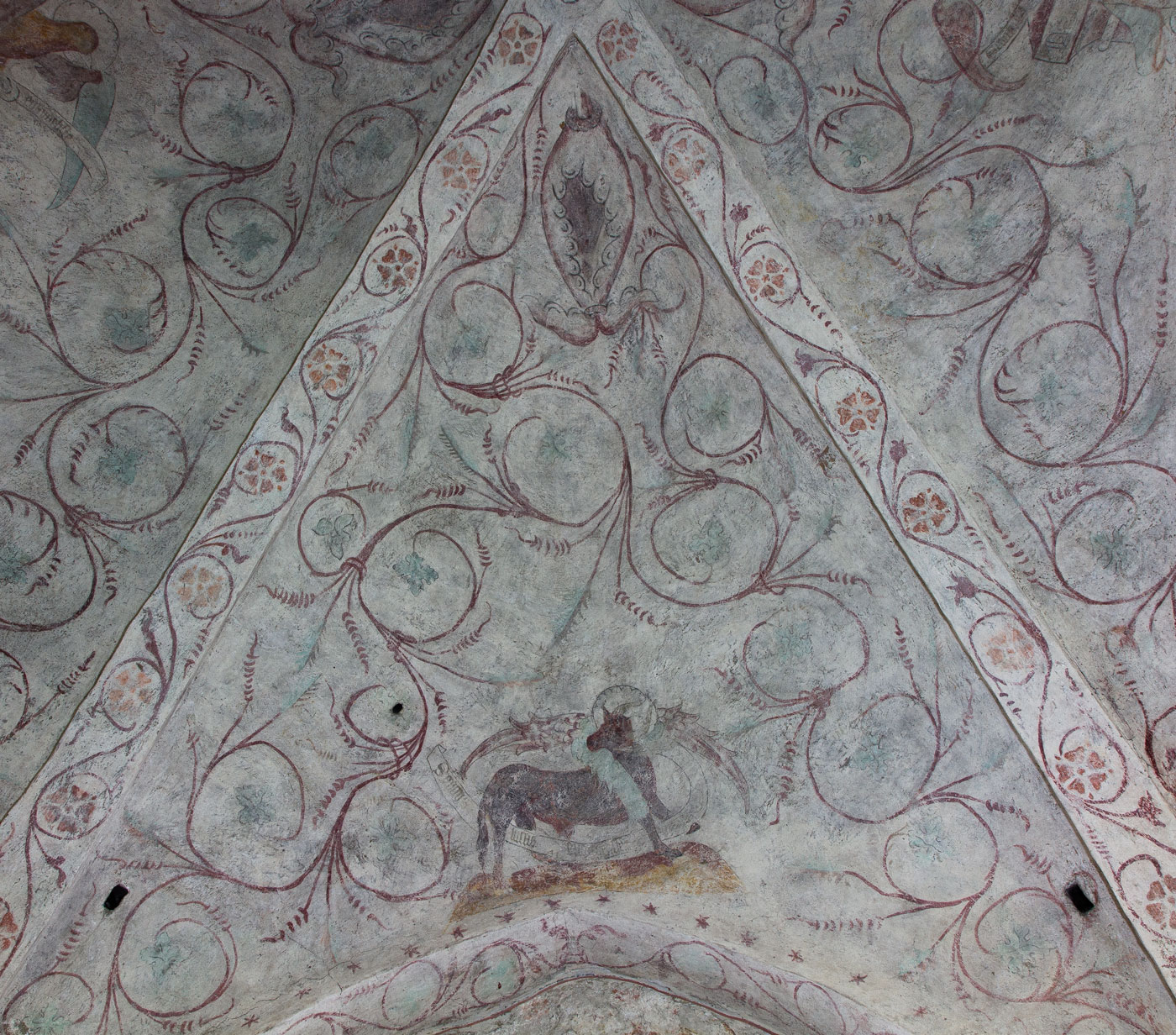 Målning från 1400-talets mitt: Evangelisten Lukas symbol, en oxe. (Jämte fragment av målningslager från slutet av 1400-talet) - Håbo-Tibble kyrka