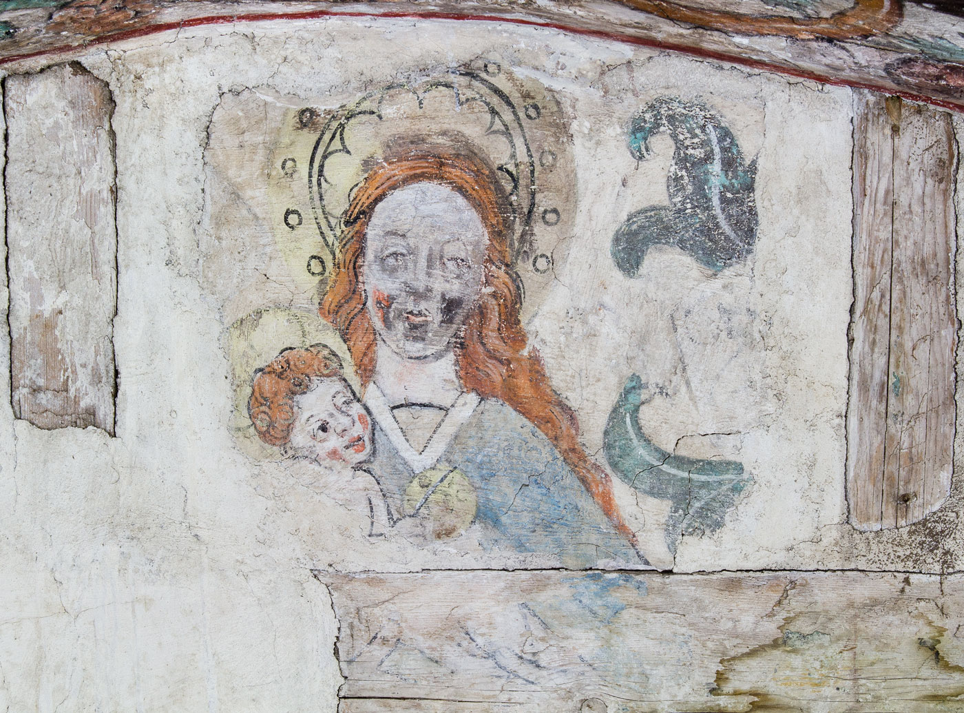 Jesse rot. Fragmentarisk scen med Maria och Jesusbarnet i centrum - Härkeberga kyrka