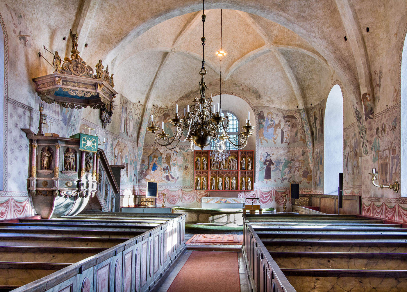 Interiör mot öster - Husby-Sjutolfts kyrka
