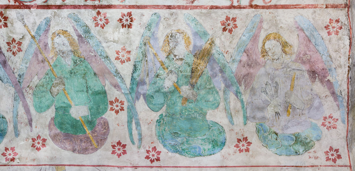 Tre änglar med Arma Christi (Kristi pinoredskap) - Husby-Sjutolfts kyrka