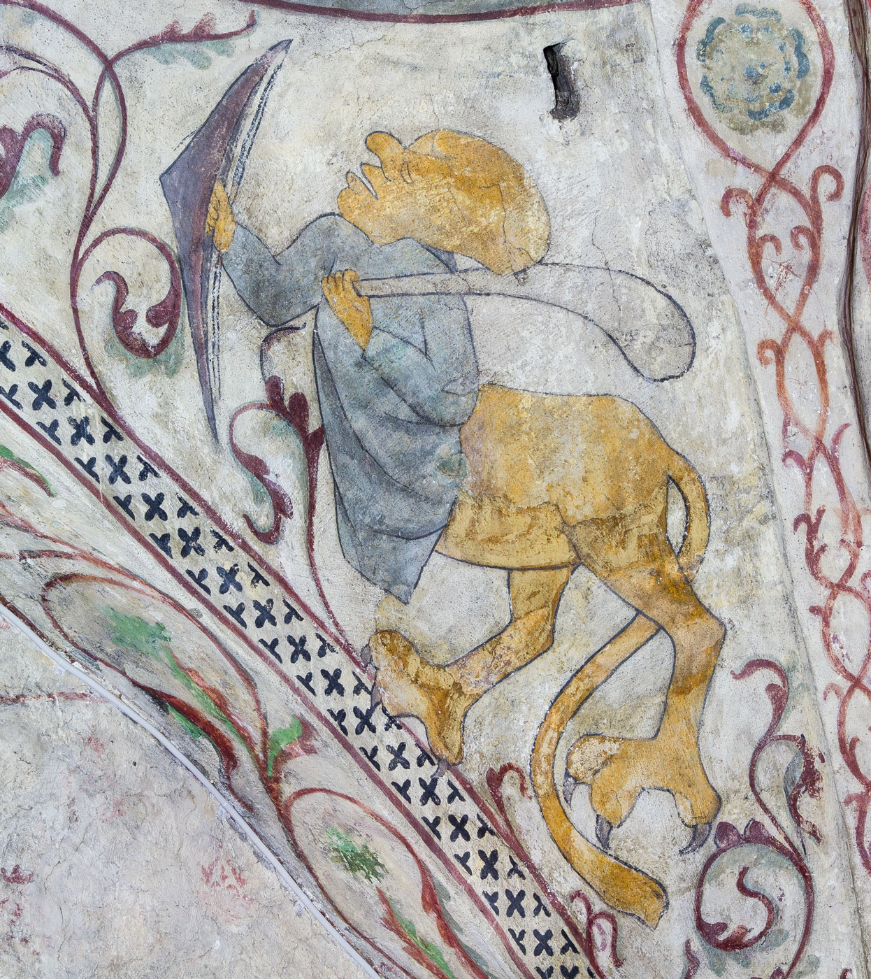 Figur med människohuvud och lejonkropp, som håller klubba och sköld (V) - Ösmo kyrka