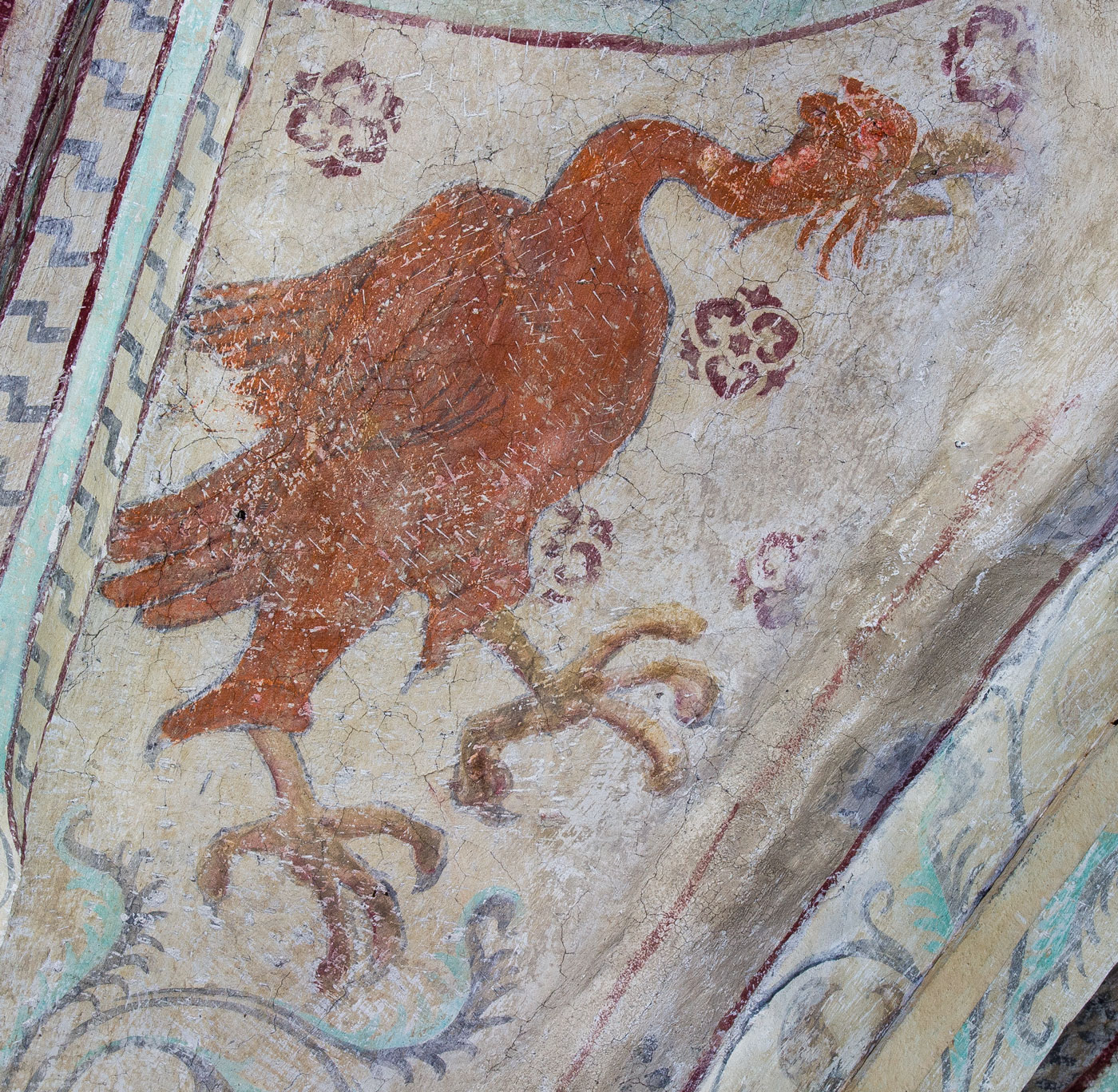 Stor röd fågel med tupphuvud på lång hals - Österunda kyrka