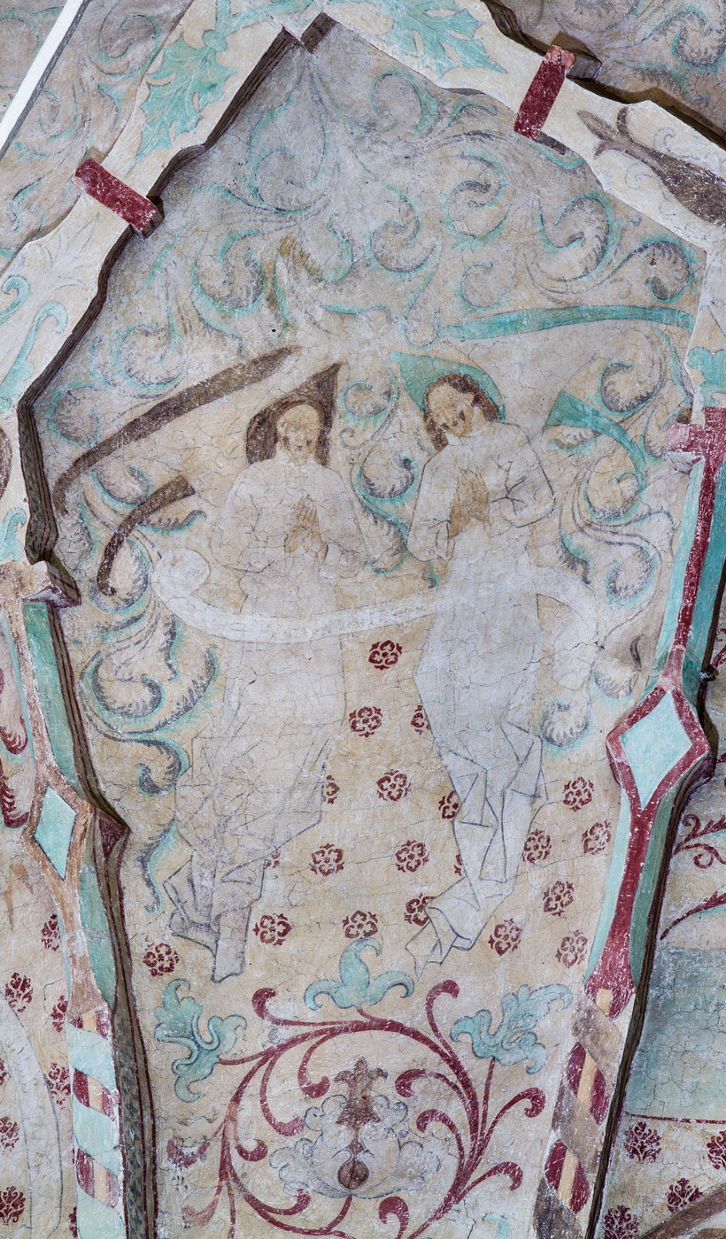 Parvis placerade änglar i helfigur med språkband - Österunda kyrka