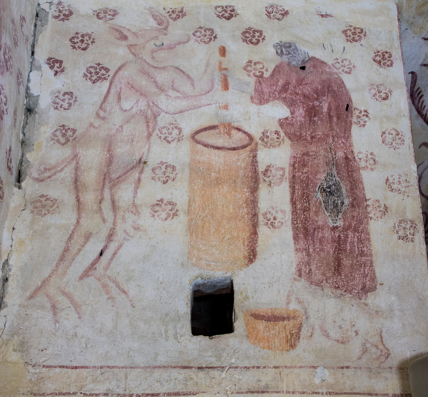 Djävul med hängbröst kärnar smör tillsammans med en gumma. En mjölkhare (bjära) sitter bredvid och spyr ut mjölk i ett kärl - Österunda kyrka