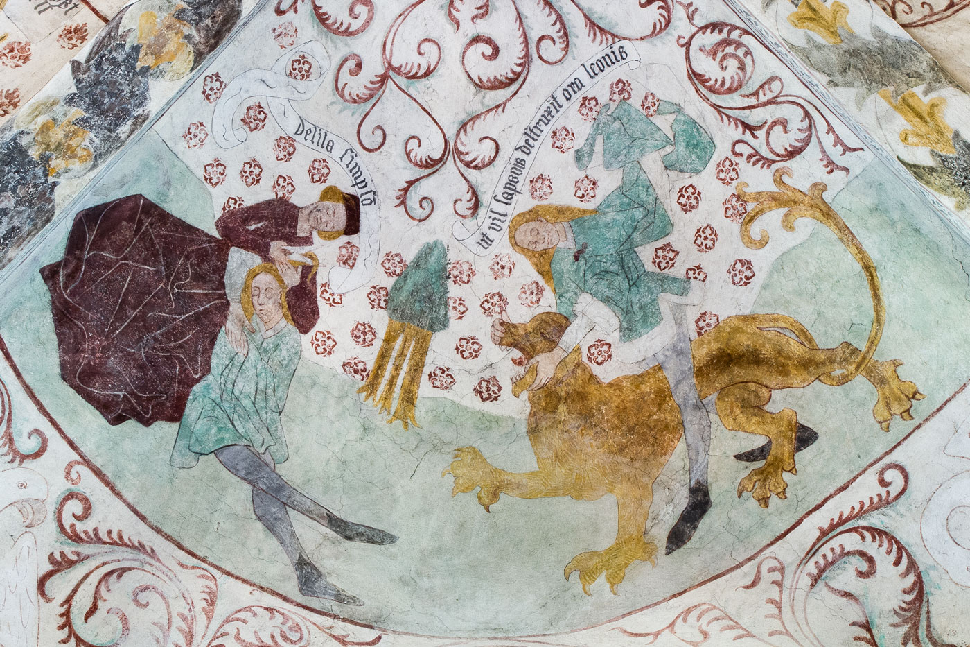 Simson får håret klippt av Delila; Simson bänder isär lejonets käftar - Vänge kyrka