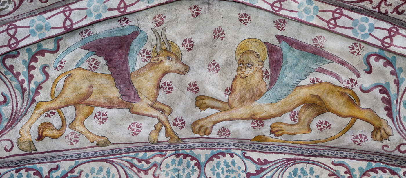 Evangelisten Lukas symbol, en oxe; Evangelisten Markus symbol, ett lejon - Vansö kyrka
