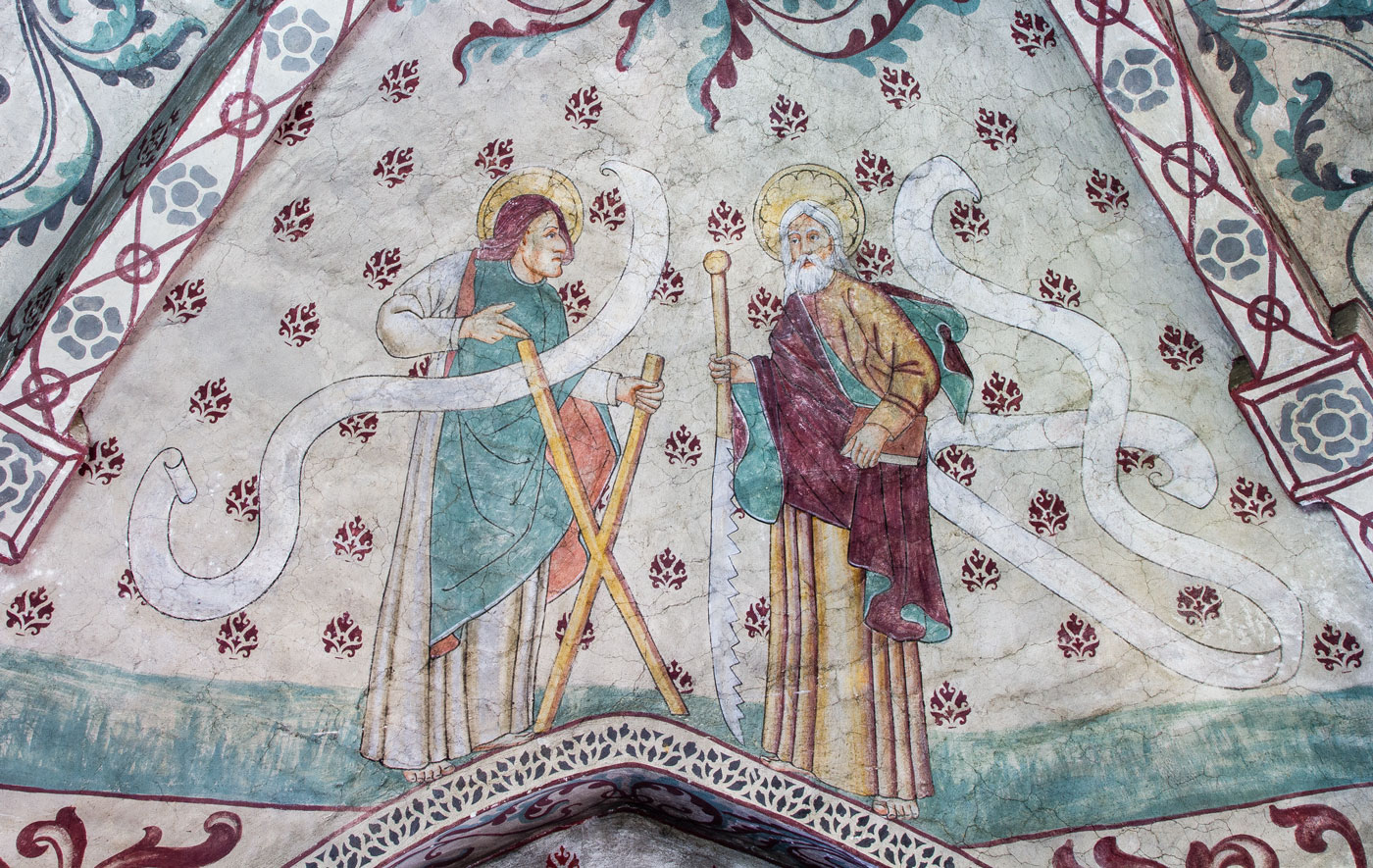 Aposteln Andreas med sitt kors; Aposteln Simon med såg - Vansö kyrka
