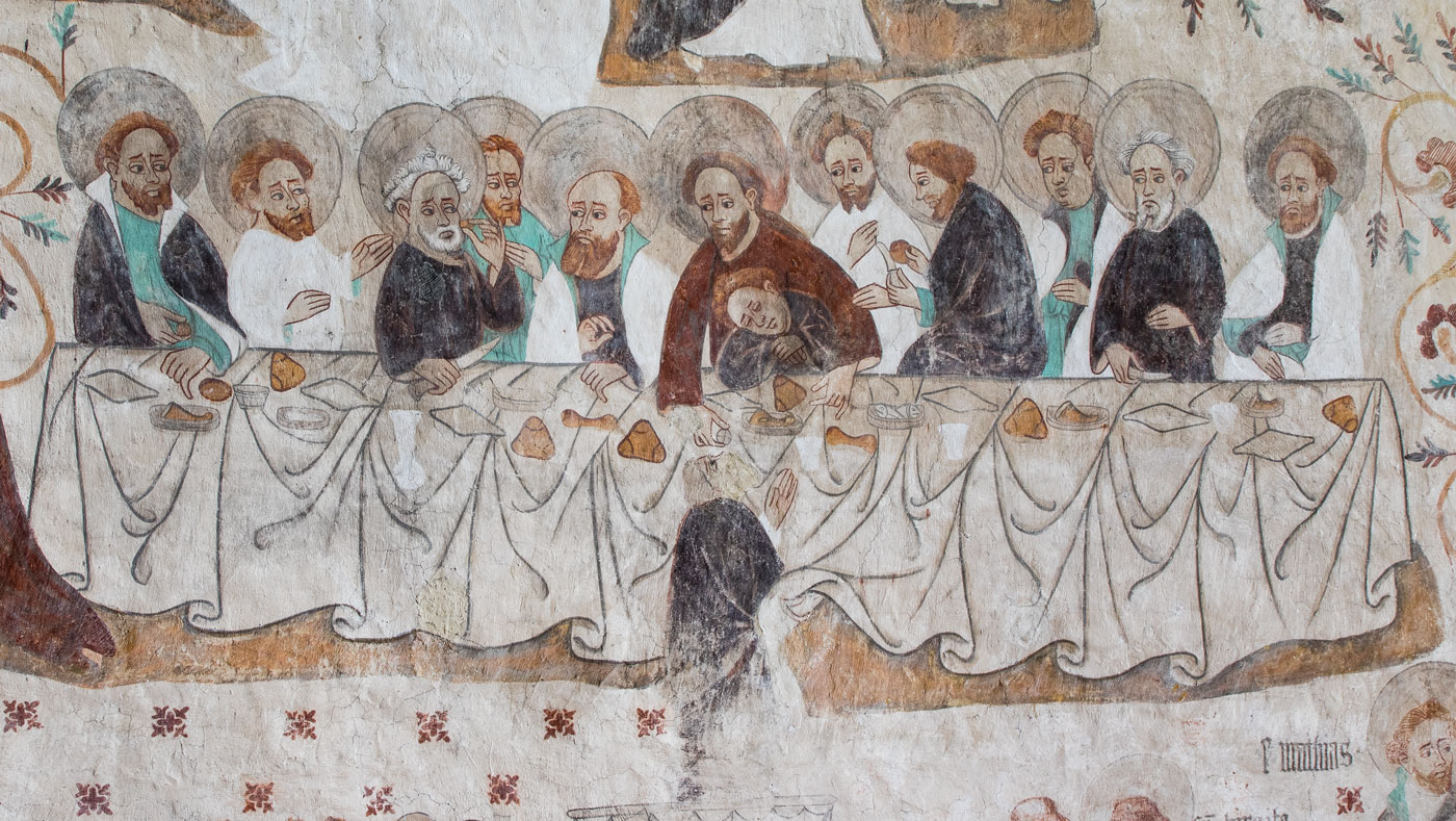 Nattvarden: Kristus räcker brödet till Judas på andra sidan bordet - Tensta kyrka