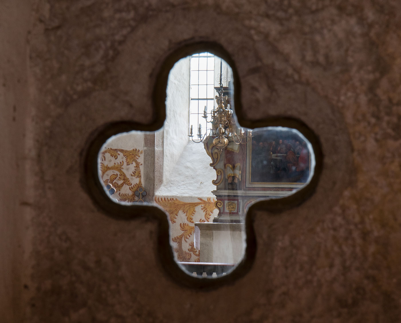 Fyrpassformad glugg från hagioskop in mot kyrkorummet - Bros kyrka