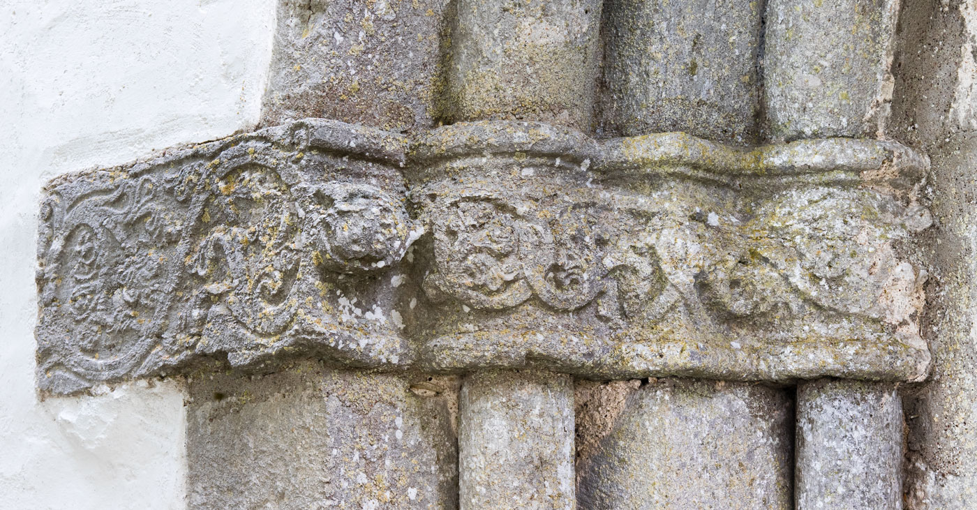 Relief, tornportalen - Gerums kyrka