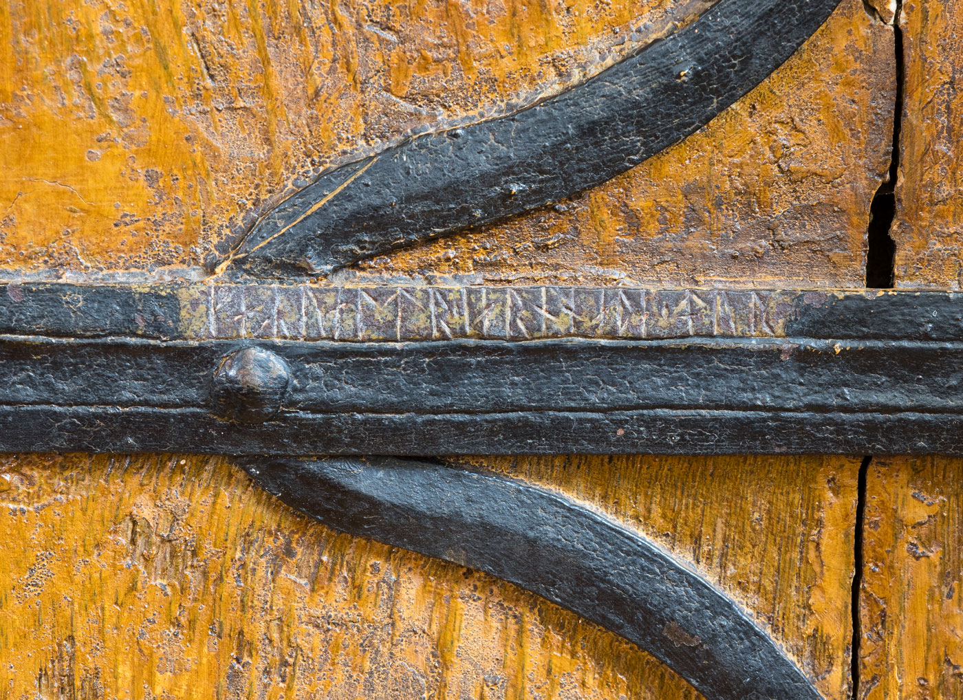 Detalj på dörr till sakristian (runor på järnbeslag) - Hörsne kyrka