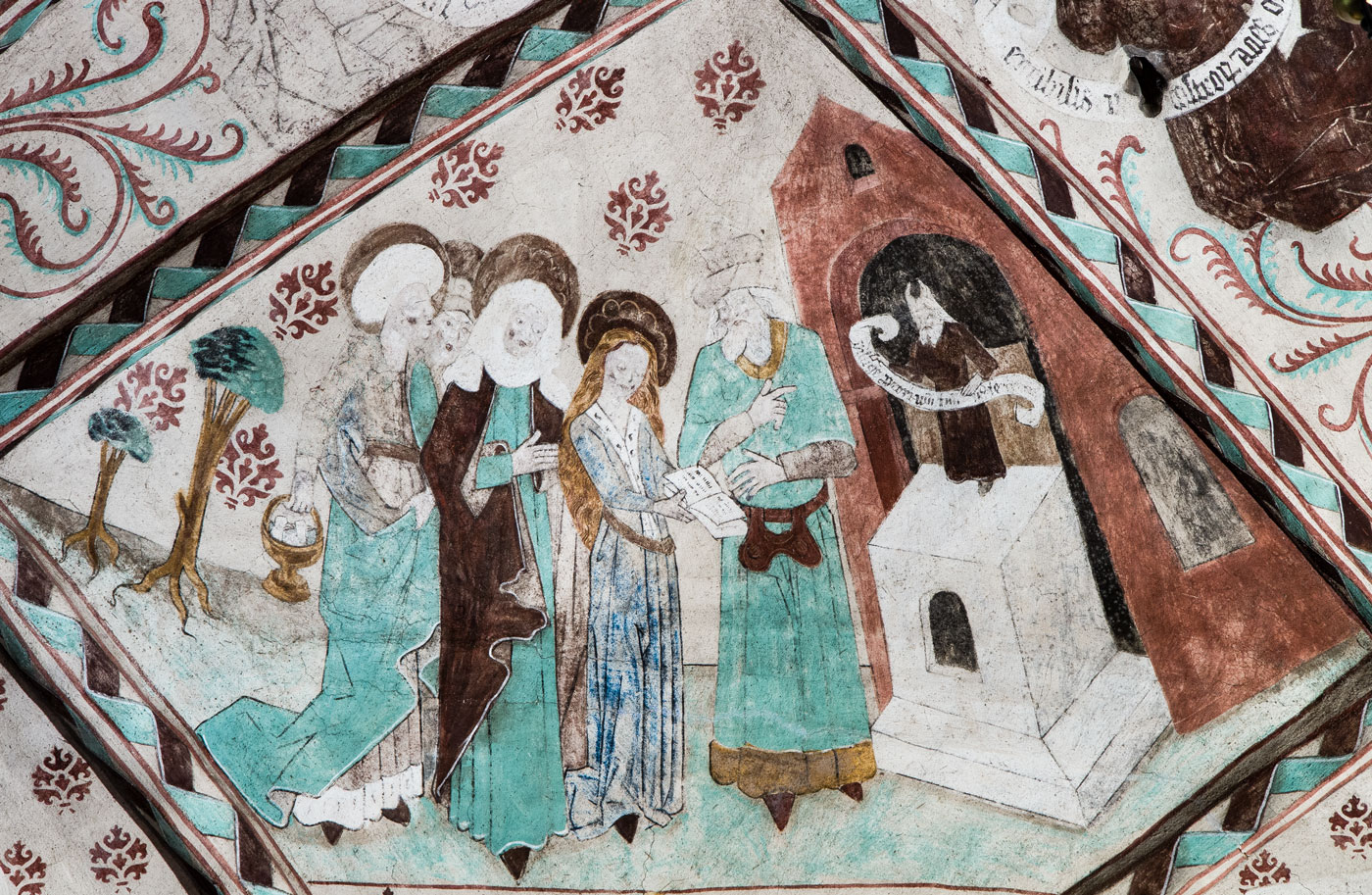 Jungfru Marias tempelgång. Maria, följd av sina föräldrar, går fram mot översteprästen, mot vilken hon räcker fram en bok. Han pekar mot ett altare med en bild av Mose - Floda kyrka