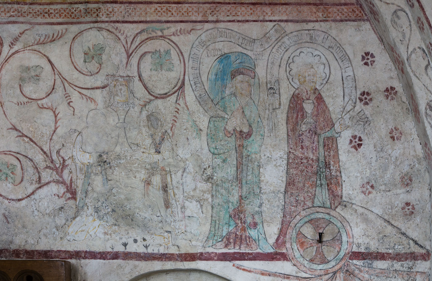 Målning från 1400-talets mitt: Två präster bärande en monstrans, Profeten Daniel med språkband och Aposteln Johannes med kalk och språkband - Håbo-Tibble kyrka