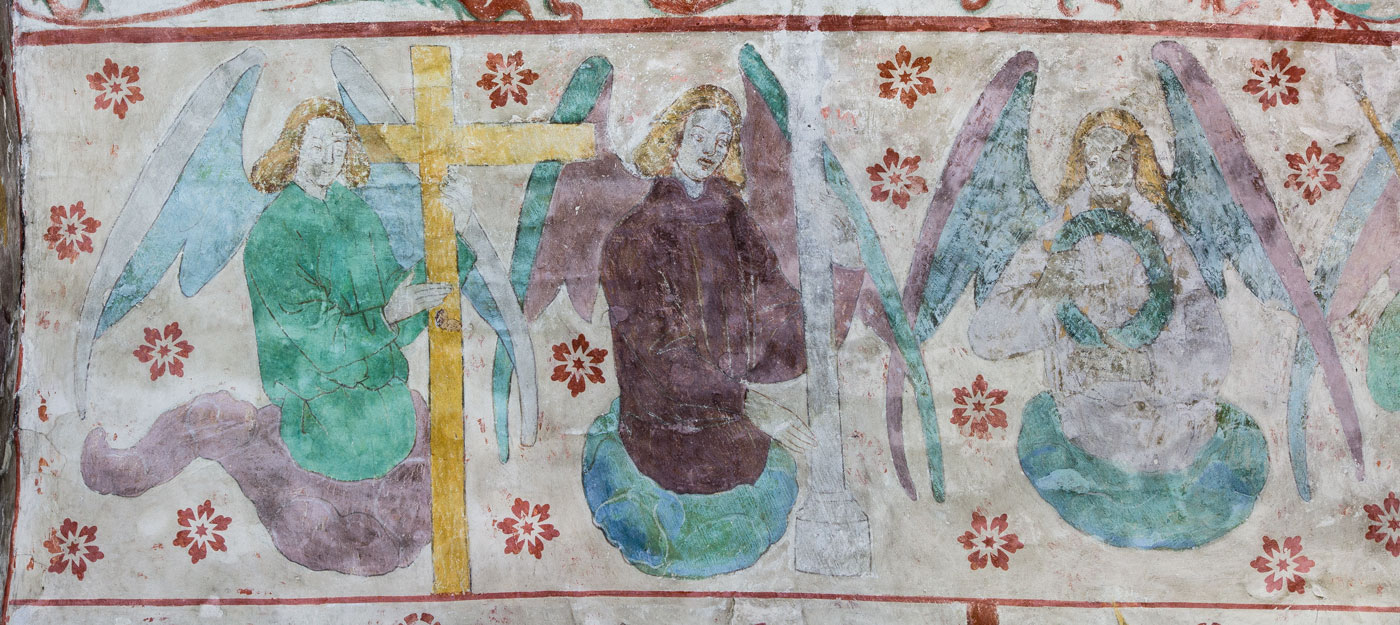 Tre änglar med Arma Christi (Kristi pinoredskap) - Husby-Sjutolfts kyrka