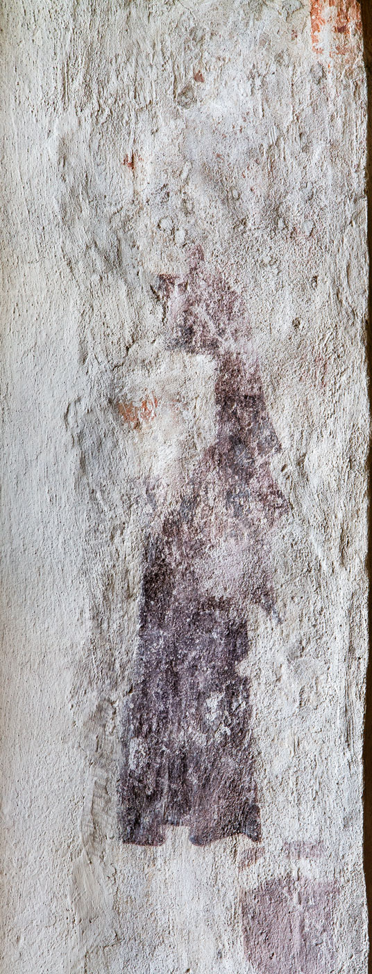 Fragment av stående helgonfigur (i fönstersmygen) - Kalmars kyrka