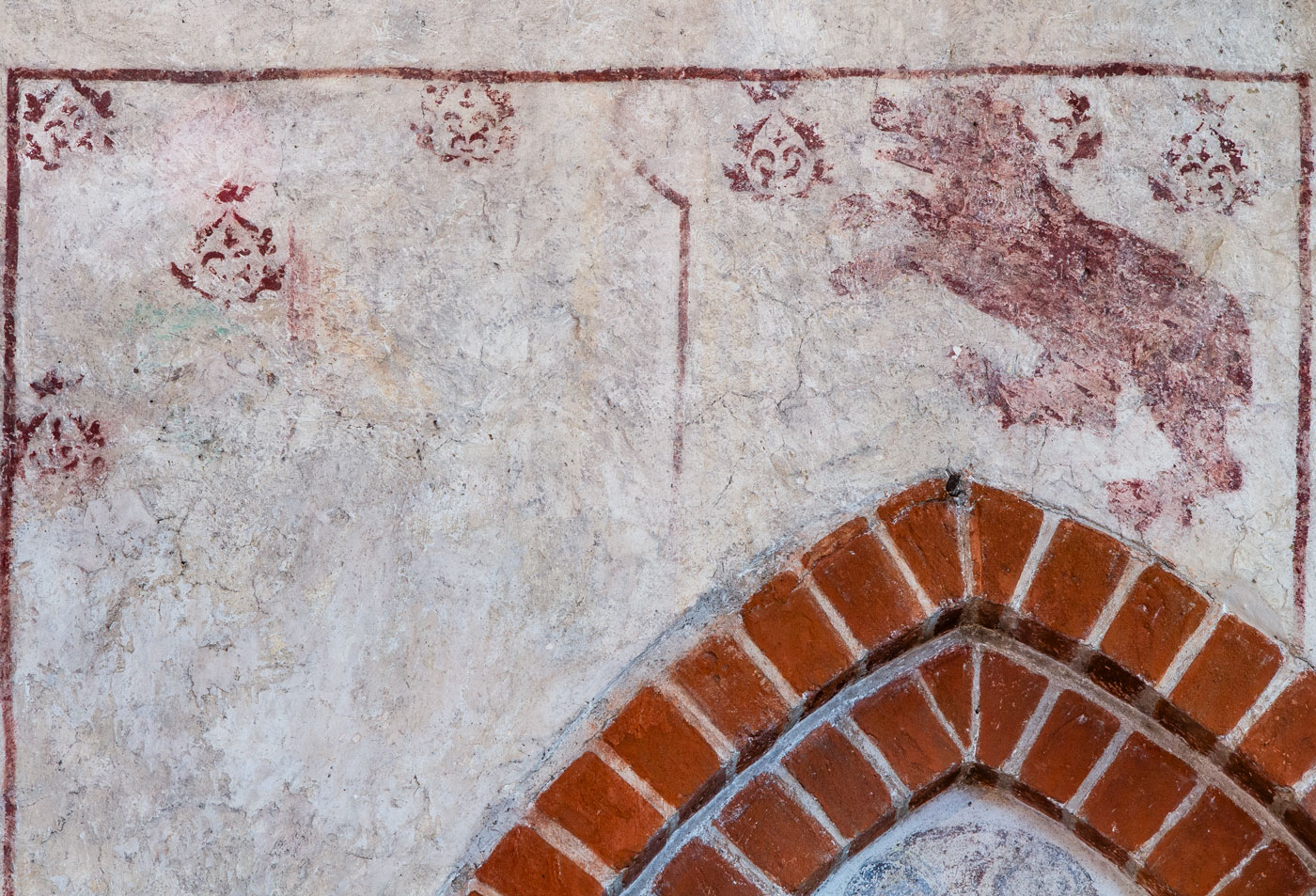 Fragment av scen med björnliknande fyrfotadjur, stående på bakbenen - Ösmo kyrka