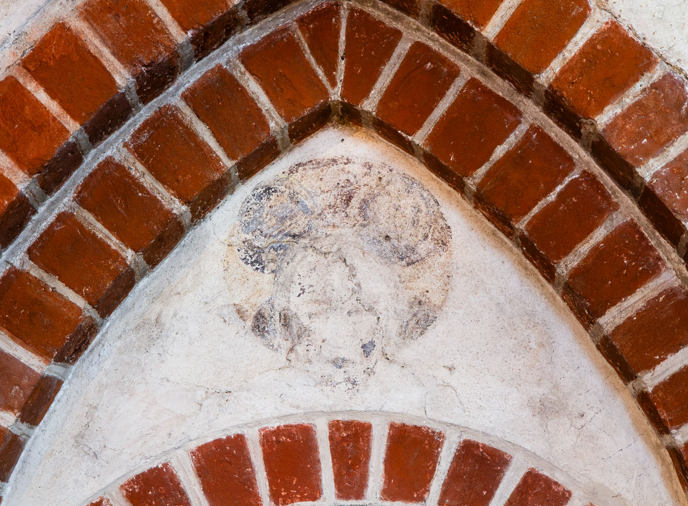 Kristushuvud med korsgloria ovanför sakristiedörren - Ösmo kyrka
