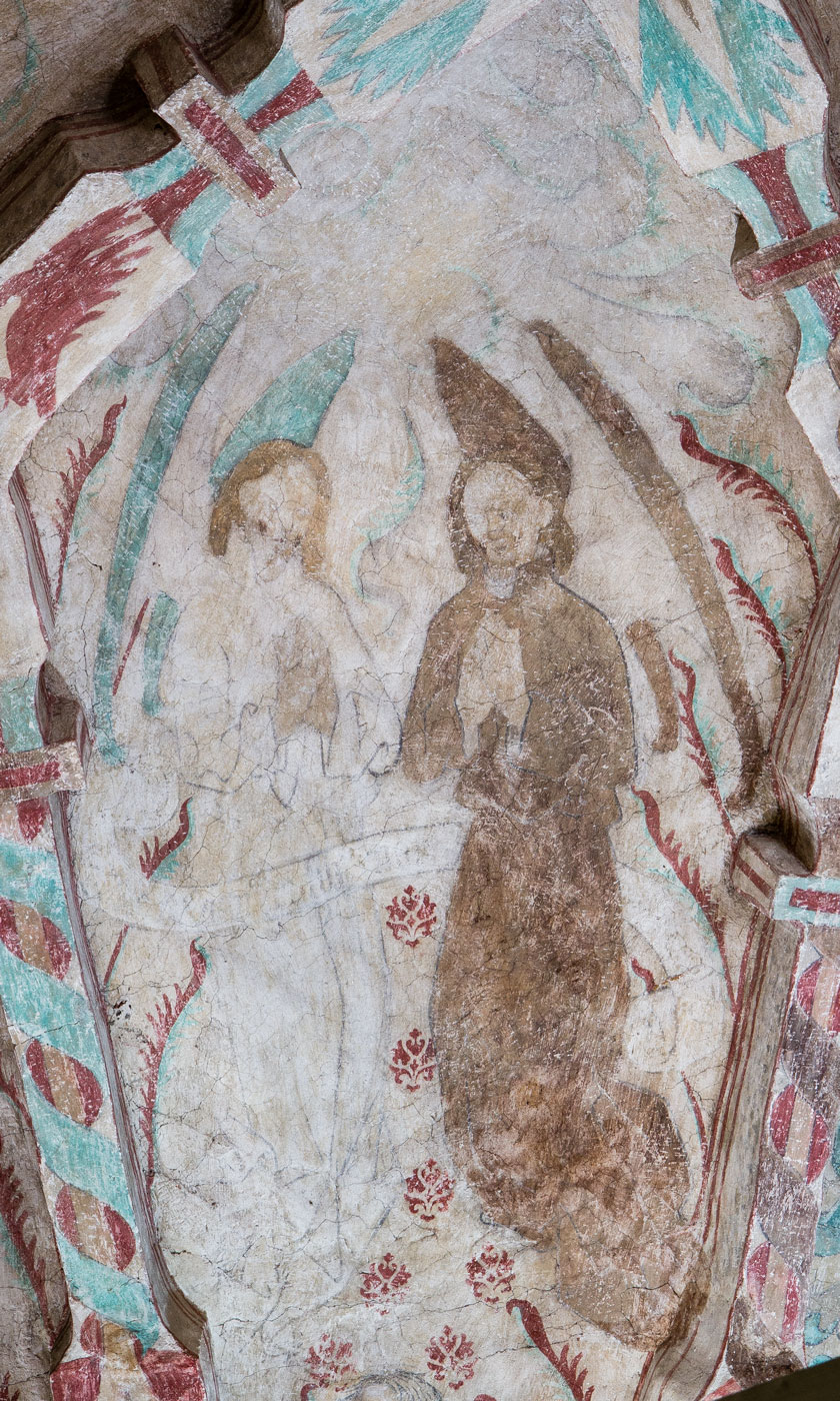Parvis placerade änglar i helfigur med text uppdelad på fyra språkband - Österunda kyrka