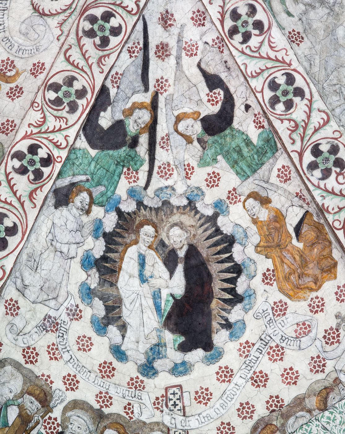 Kristus upptager Maria i himlen. De flankeras av fyra änglar - Täby kyrka