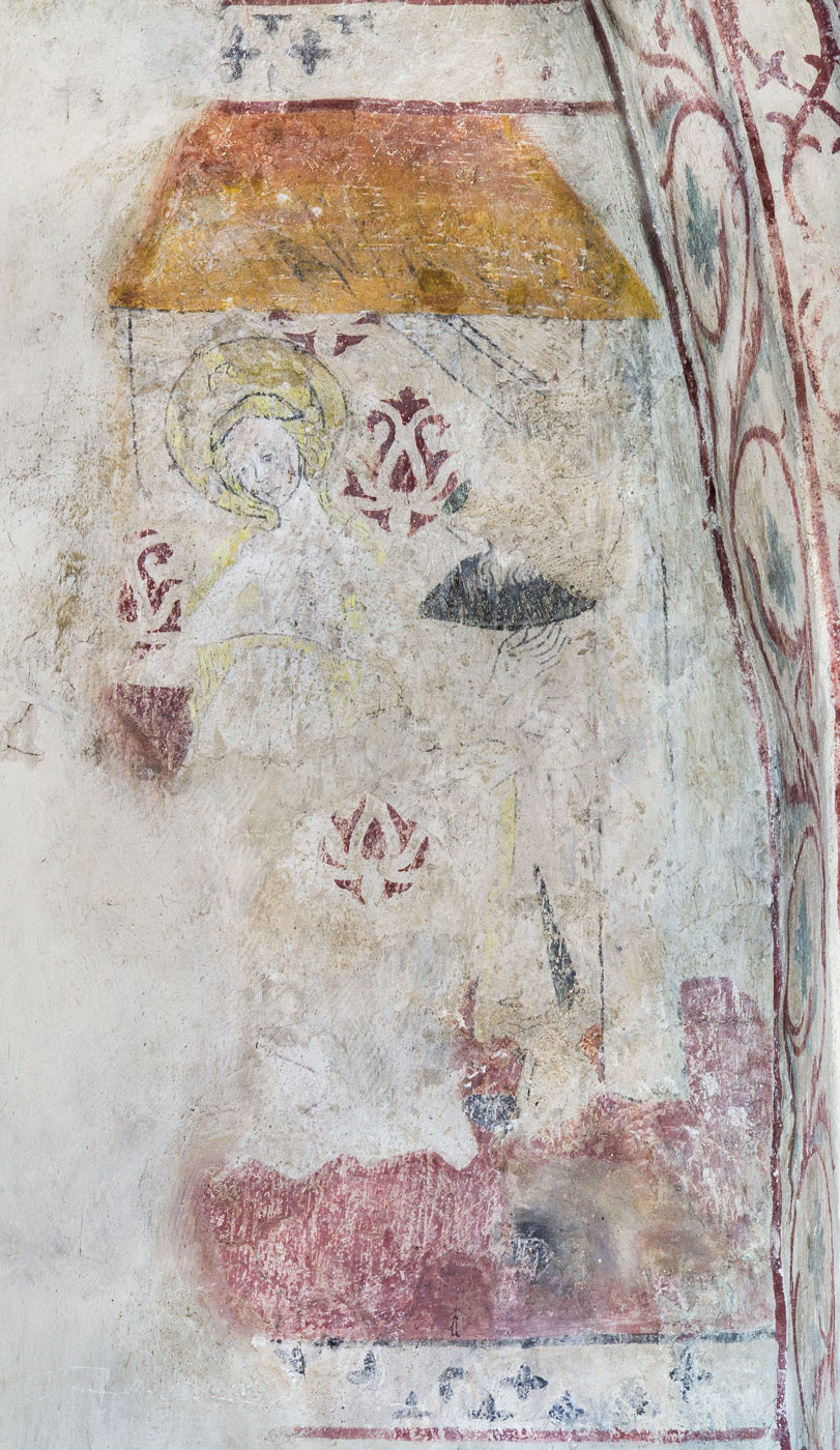 Tre änglar ovanför varandra (fragment t v om fönstret). Motivet kan möjligtvis föreställa Bebådelsen för herdarna - Torshälla kyrka