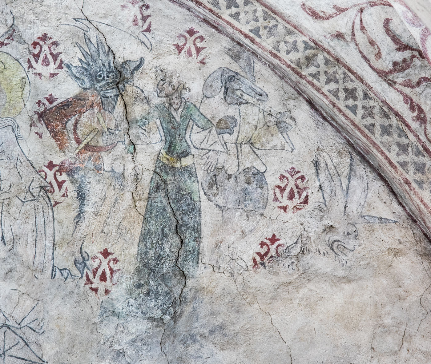En kvinna förs dansande bort av djävulen och en demon. Detalj ur Yttersta domen - Torshälla kyrka