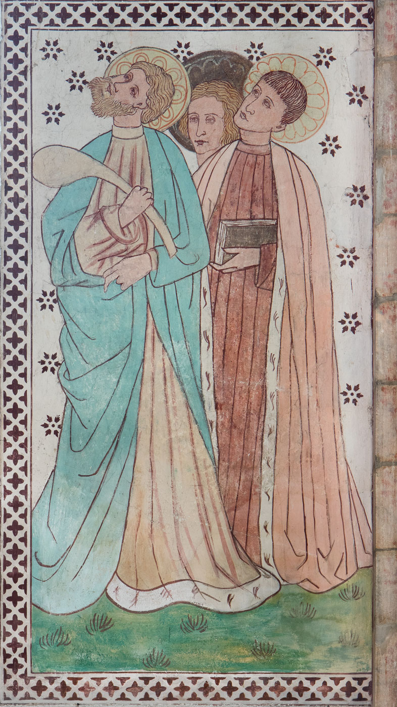 Tre män med glorior, av vilka en håller i ett avlångt föremål och en i en bok (Två apostlar) - Uppsala domkyrka
