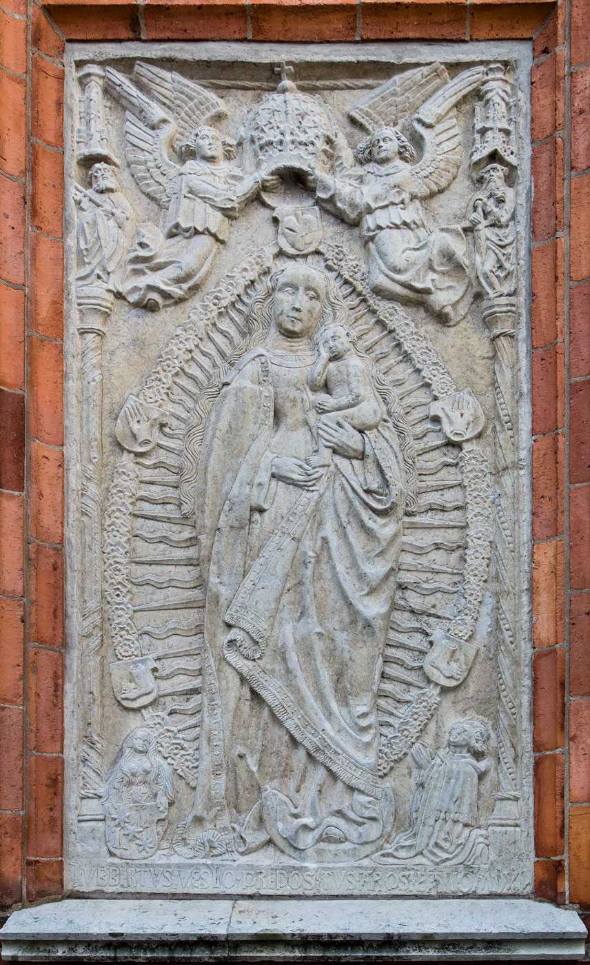 Relief till vänster om västra portalen - Västerås domkyrka