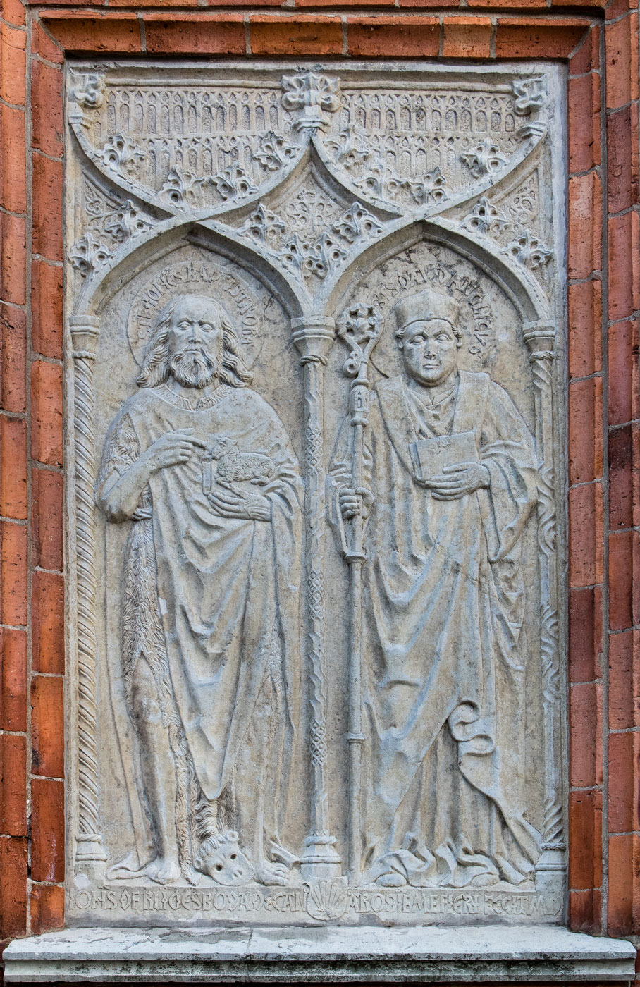 Relief till höger om västra portalen - Västerås domkyrka