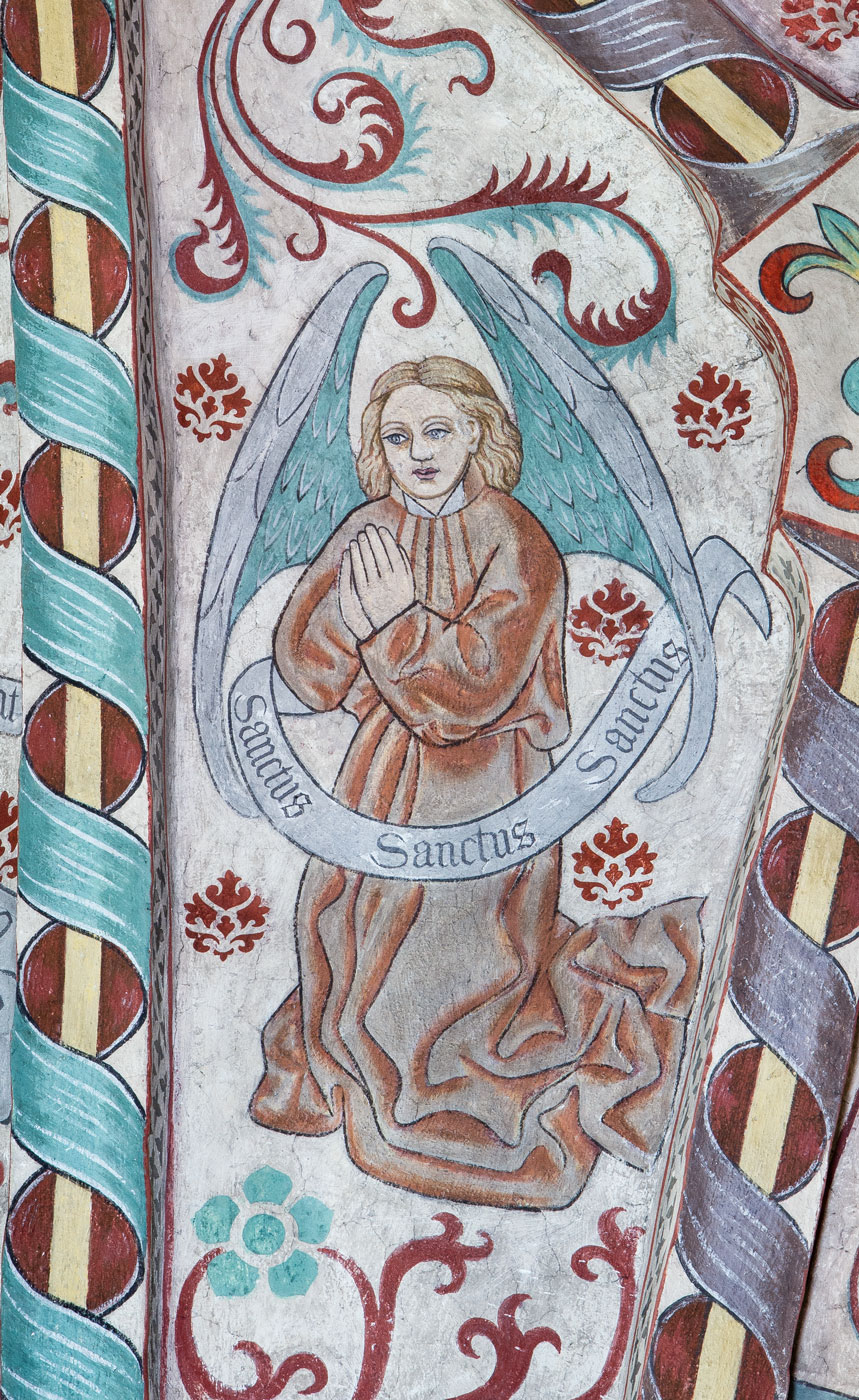 En av åtta änglar med hymnen Te Deum uppdelad på åtta språkband: Sanctus, sanctus, sanctus (S) - Vittinge kyrka