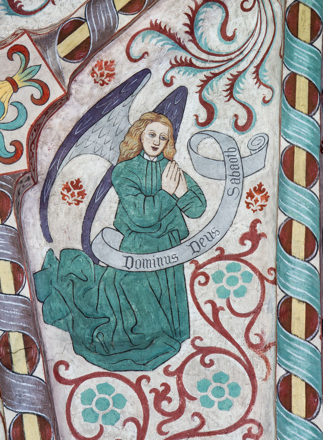 En av åtta änglar med hymnen Te Deum uppdelad på åtta språkband: Dominus Deus Sabaoth (N) - Vittinge kyrka