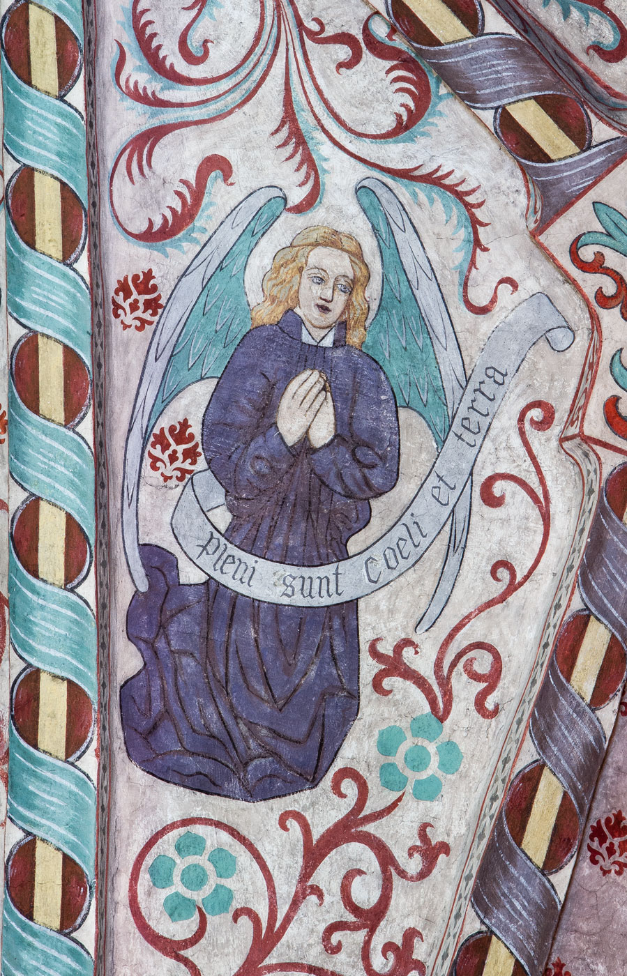 En av åtta änglar med hymnen Te Deum uppdelad på åtta språkband: Pleni sunt coeli et terra (V) - Vittinge kyrka