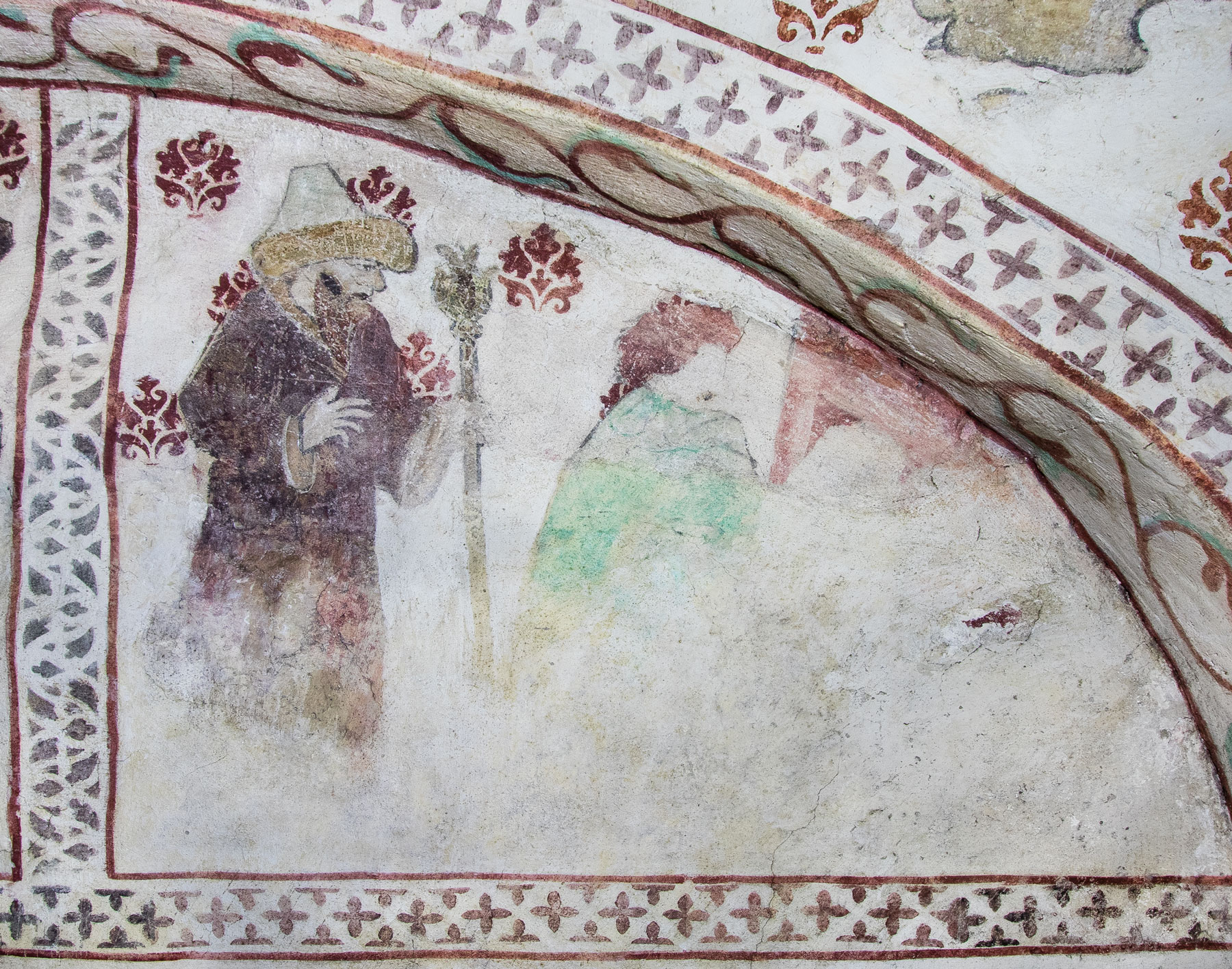 En kung samt en man och en kvinna framför en port - Yttergrans kyrka